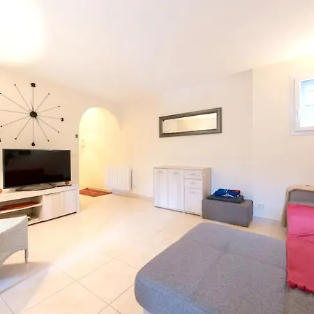 D'une A Raphael A 100 M De La Avec Jardin Clos Appartement *